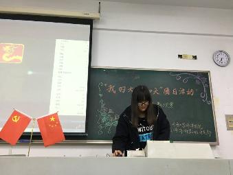 活动开始前紧张调试设备的聂呈融同学